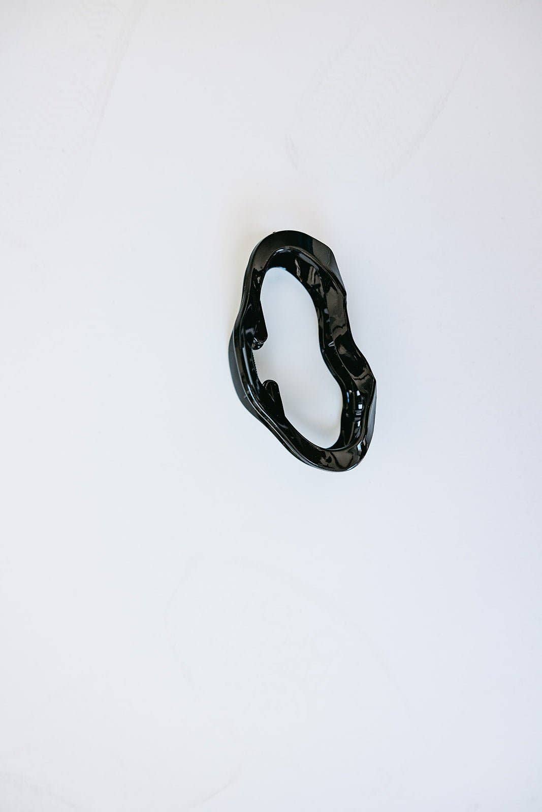 Hollow Cloud Black Claw Clip
